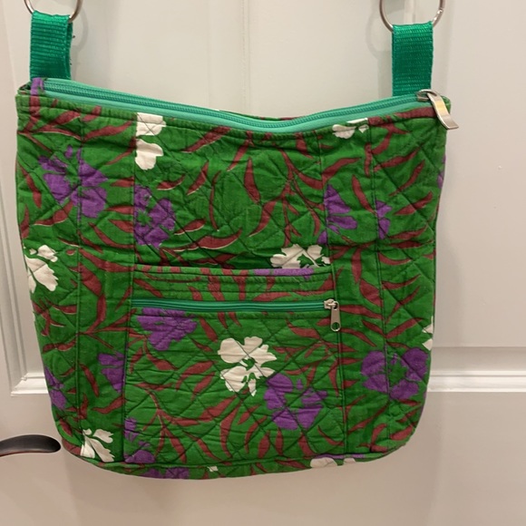 ✨5 for $25✨ ByTavi green crossbody purse. - Picture 2 of 3